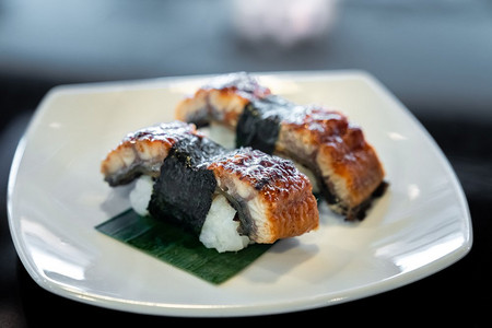 Unagi鳗鱼寿司，日本料理传统料理，在白色盘子