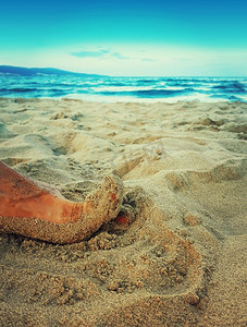 近摄人的脚趾在沙滩上。避暑，海上度假。