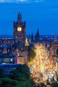 爱丁堡城市风景从卡尔顿山日落黄昏，爱丁堡，苏格兰英国