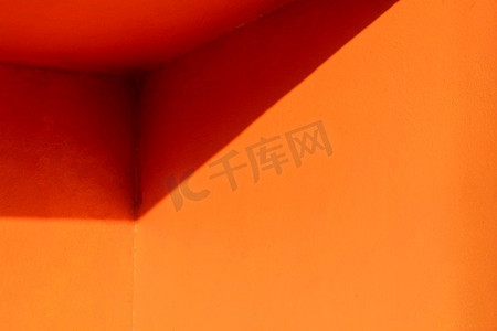 角落橙色墙壁复制空间