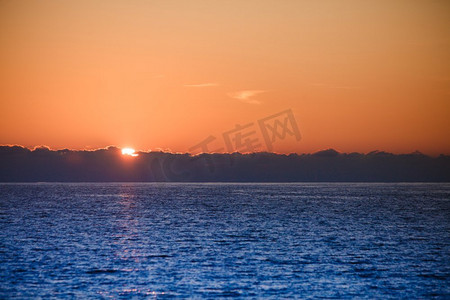 在海面上的风景日出或日落，希腊。海面上的日出或日落