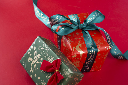圣诞节红底图纯色绿色蝴蝶结红色礼物玩具送礼