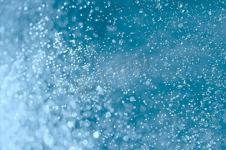 水飞溅摄影照片_气泡在水宏观背景/蓝色背景抽象气泡在水中