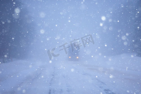 冬天路上的雪和雾风景/看季节性天气危险的道路，冬天孤独的风景