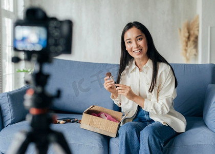 化妆工具摄影照片_女人直播流回家与化妆工具