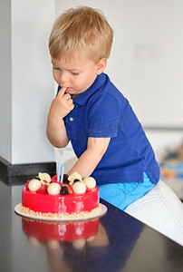 2岁男孩尝试生日蛋糕 