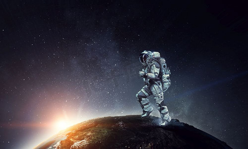 太空中的宇航员在地球上运行。这张照片由NASA提供。探索外太空。混合媒体
