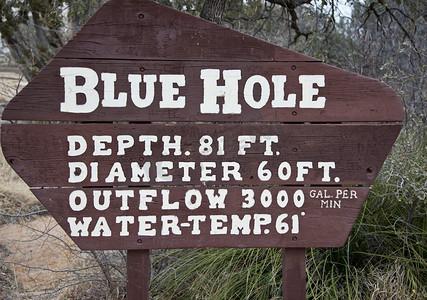 蓝洞标志。圣罗莎的蓝洞是新墨西哥州圣罗莎以东的一个圆形钟形游泳池