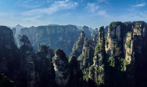 中国著名的旅游景点—张家界石柱悬崖山日落在武陵源，中国.中国张家界山脉