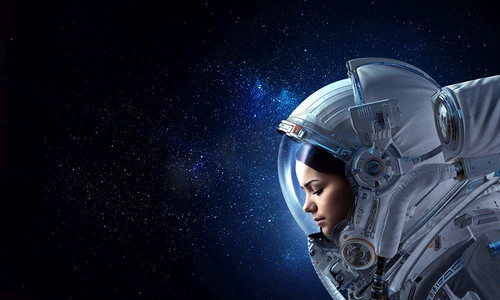 星空3摄影照片_女宇航员的概况在黑暗星空背景。混合媒体。有吸引力的女人在太空服