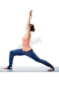美丽的运动适合瑜伽女子练习瑜伽体位Virabhadrasana 1—战士姿势1孤立。运动女子练习瑜伽体位 