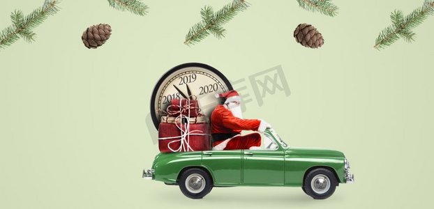 2019全新摄影照片_圣诞节倒计时到了。在绿色背景下，圣诞老人在车上送新年礼物和时钟。汽车上的圣诞老人倒计时