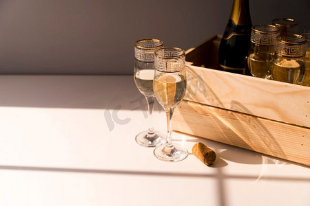 玻璃酒香槟木箱白色桌子
