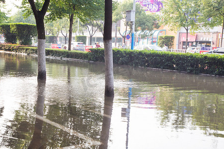 淹没摄影照片_街道被雨水淹没洪水洪涝绿化带淹水