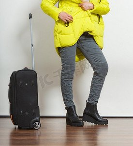 旅游情况摄影照片_女人在温暖的夹克与行李箱。旅游女郎。旅游