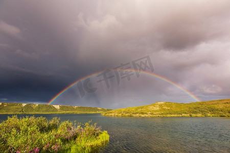 山上的彩虹。美丽的自然景观。美国蒙大拿州冰川国家公园风景如画的岩石山峰