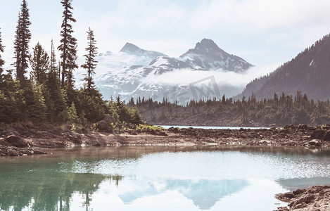 徒步旅行到加拿大不列颠哥伦比亚省惠斯勒附近风景如画的加里波尔迪湖碧绿的湖水中。不列颠哥伦比亚省非常受欢迎的徒步旅行目的地。
