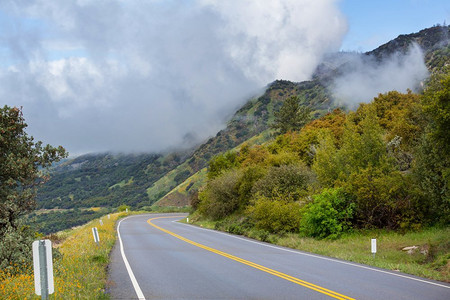 山上的风景路。旅行背景。老式过滤器。