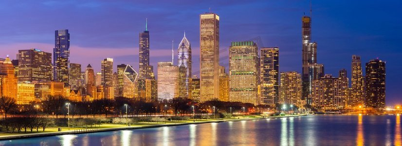 芝加哥市中心的全景，城市景观的天际线和摩天大楼，在美国伊利诺伊州的芝加哥，有着密歇根湖的日落。