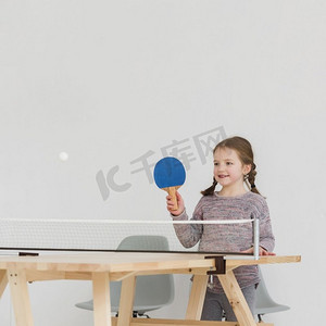 可爱的孩子在室内打乒乓球