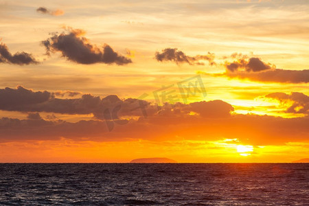 海面天空摄影照片_希腊，美丽的海面日出或日落。海面上的日出或日落