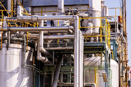 日本川崎石油化工厂工厂的管道结构。