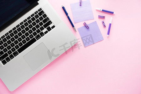 桌面背景粉摄影照片_笔记本电脑用品与粉红色背景