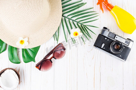 热带度假安排与防晒相机小屋太阳镜椰子花棕榈叶