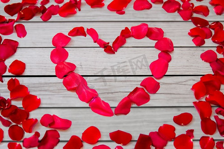 爱情，浪漫，情人节和节日的概念-心形的红玫瑰花瓣特写。心形红玫瑰花瓣特写