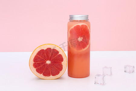 夏天冰凉的水果西柚乳酸菌饮料