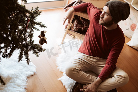 香烟png摄影照片_时尚男士使用Vapper-圣诞节和冬季
