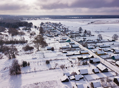 冬季乡村风光。从空中俯瞰被雪覆盖的村庄、房屋、草地和森林。白俄罗斯