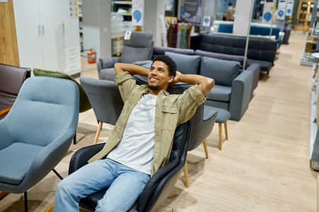 年轻人选择柔软舒适的皮革椅子办公室或家庭家具店。年轻人选择椅子在家具店