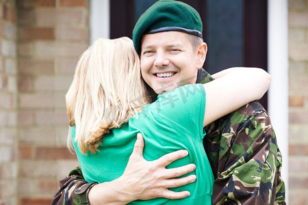 士兵拥抱妻子回家休假从军队
