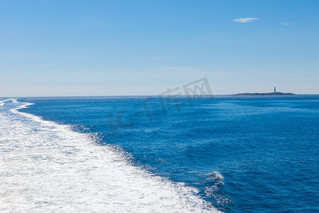 从船上可以看到大海和海水，渡轮开航后水面上的痕迹，船的尾迹……渡船起航后在水上留下的痕迹