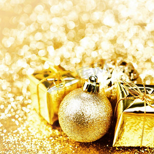 金色圣诞球和礼物在抽象闪光背景