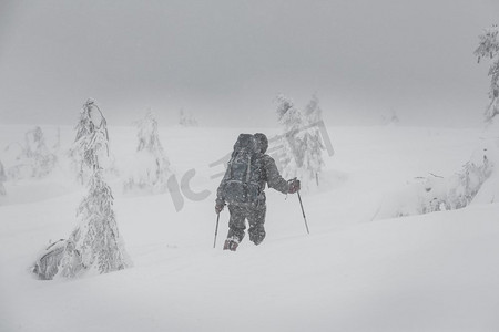 冬季山区的徒步旅行者