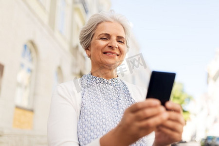 与人连接摄影照片_技术，老年和人的概念—快乐的高级妇女与智能手机在夏天。快乐的高级妇女与智能手机在夏天