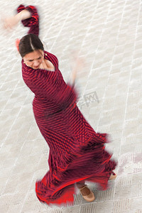 运动模糊的照片西班牙女弗拉门戈舞蹈演员表演外面在一件红色连衣裙