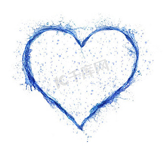 蓝色水飞溅心脏隔绝在白色背景。爱的象征。