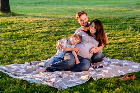幸福怀孕的三口之家期待着新的婴儿.人物特写油画