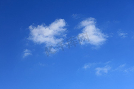 四季气候变化摄影照片_云在蓝天没有人自然背景