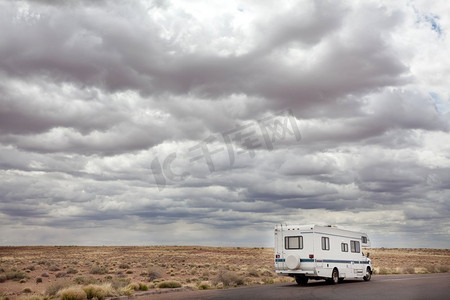 旅行的房车在美国草原，犹他州，美国