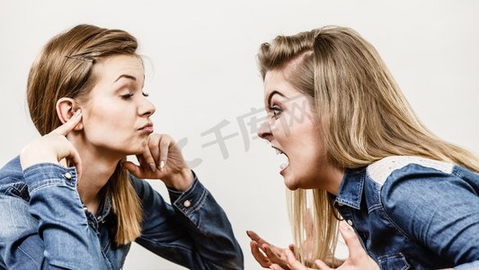 两个女人争吵起来嘲笑对方的气。女的训斥，无知的概念..两个女人争吵