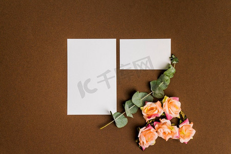 可爱的花卉装饰与床单纸