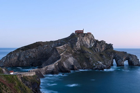 圣胡安德Gaztelugatxe，它的中世纪楼梯和桥在日出，西班牙巴斯克地区。圣胡安德天然气工业股份公司