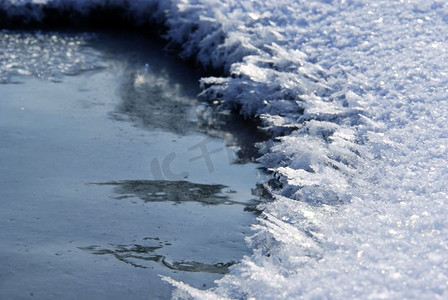 白色晶体纹理摄影照片_冰雪冬季纹理背景