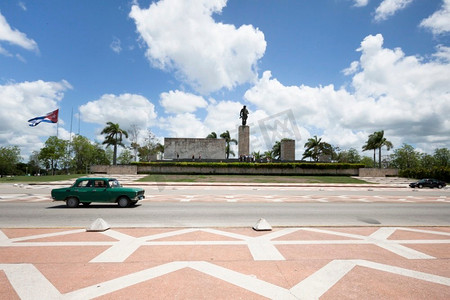 分类车通过前纪念碑古巴