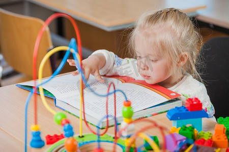 学步的儿童摄影照片_可爱的幼儿读书会