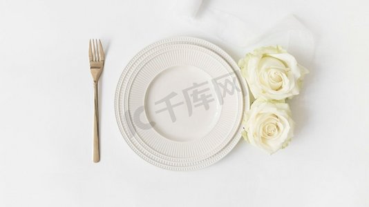叉子陶瓷板玫瑰缎丝带白色背景